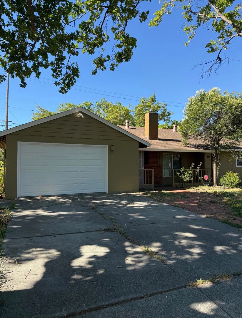 LARGE CORNER LOT HOME – photo 1