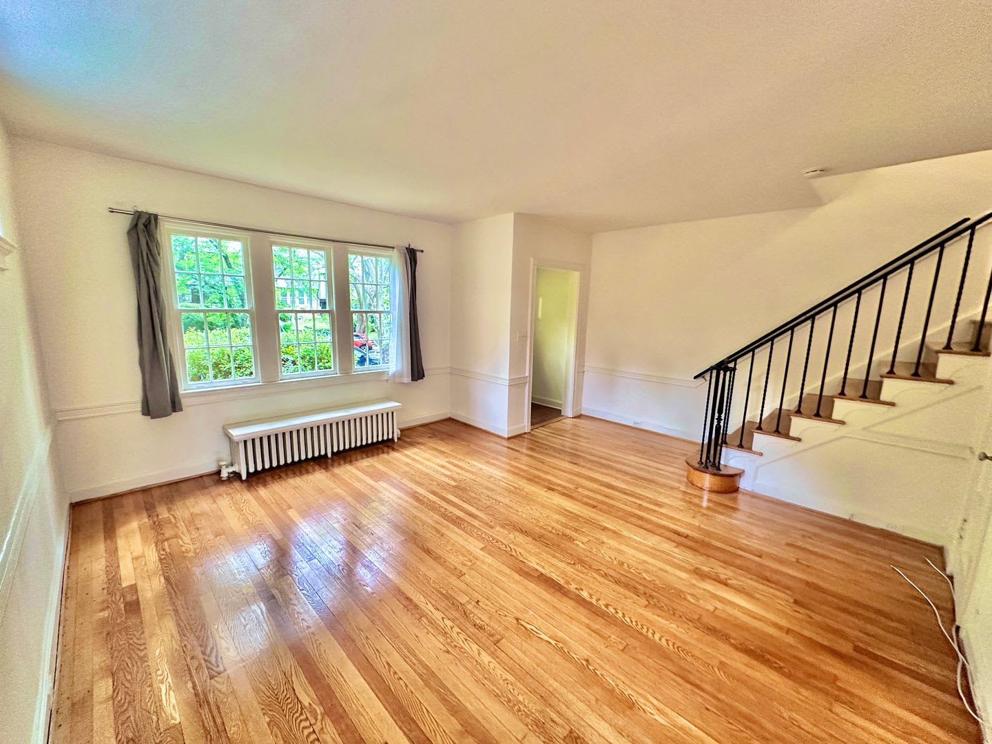 Spacious 6 bedroom 3.5 bath Tudor Townhouse w/Deck close to Georgetown University & Hospital – photo 2