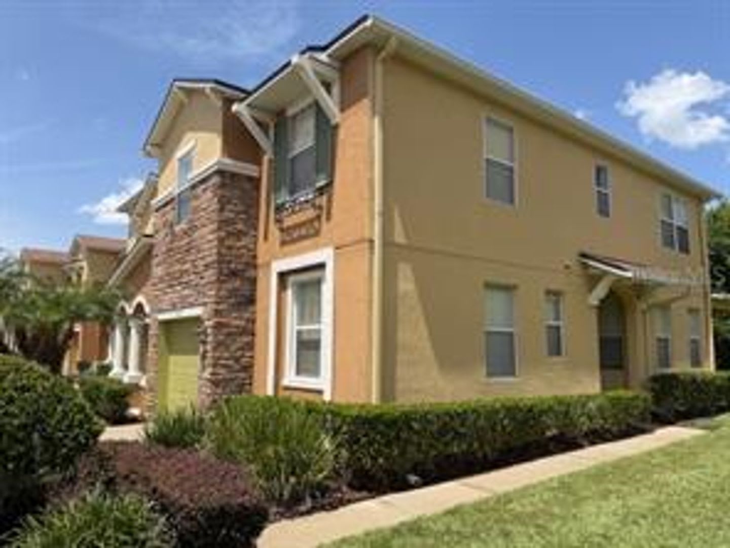 Spacious 3 Bedroom / 2.5 Bath Townhouse at Preserve at Eagle Lake – photo 3