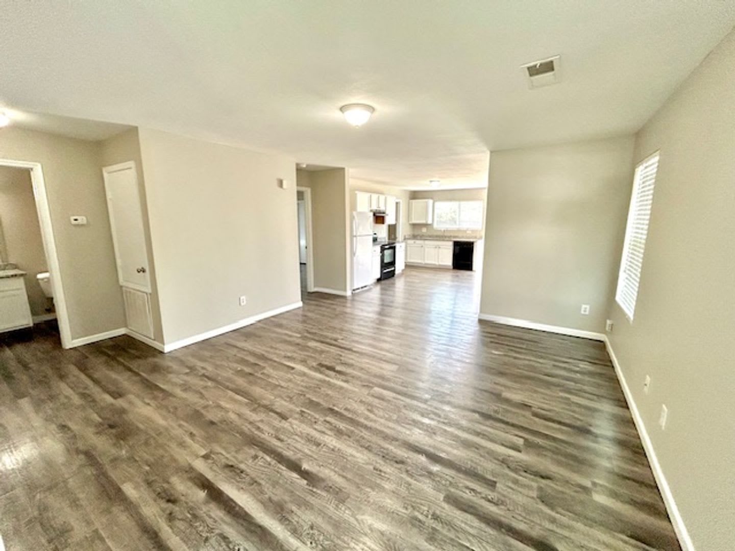 Cozy 3 Bedroom Home in Convenient Huntsville Location – photo 2