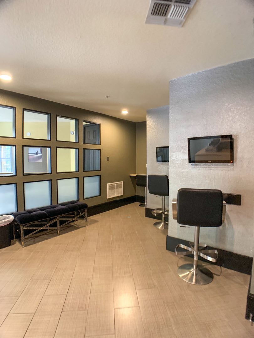Beautiful large studio unit updated flooring, balcony with a pool view! – photo 5