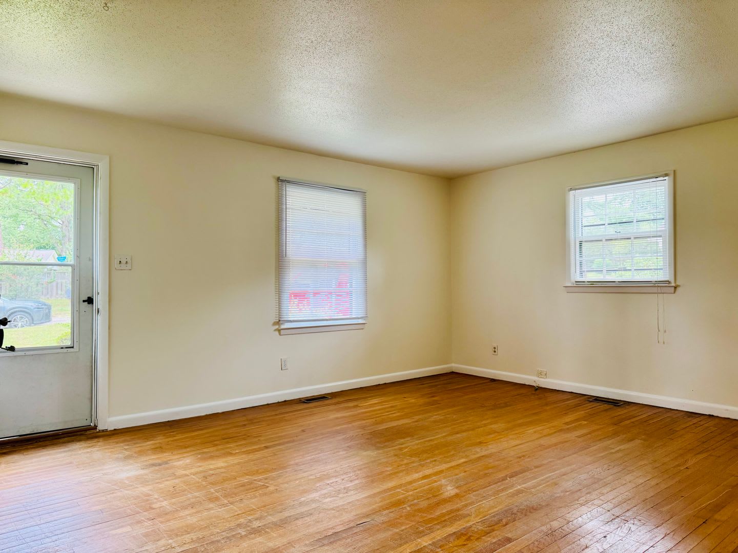 Pet Friendly, 3BR Move in Ready! 921 Weston Street – photo 4