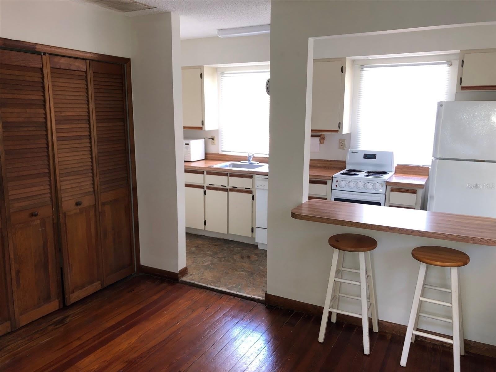 1243 E RIDGEWOOD Street – photo 4