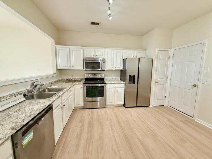 10212 Garmoyle Street – photo 5