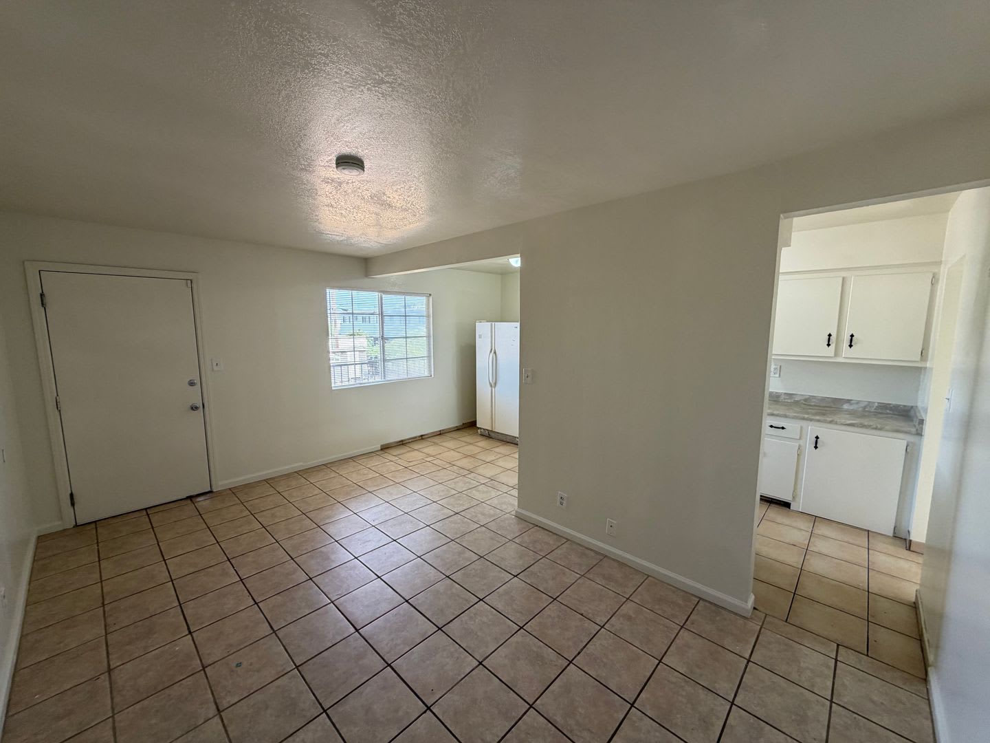 311 E. McElhaney Avenue Apartments – photo 2