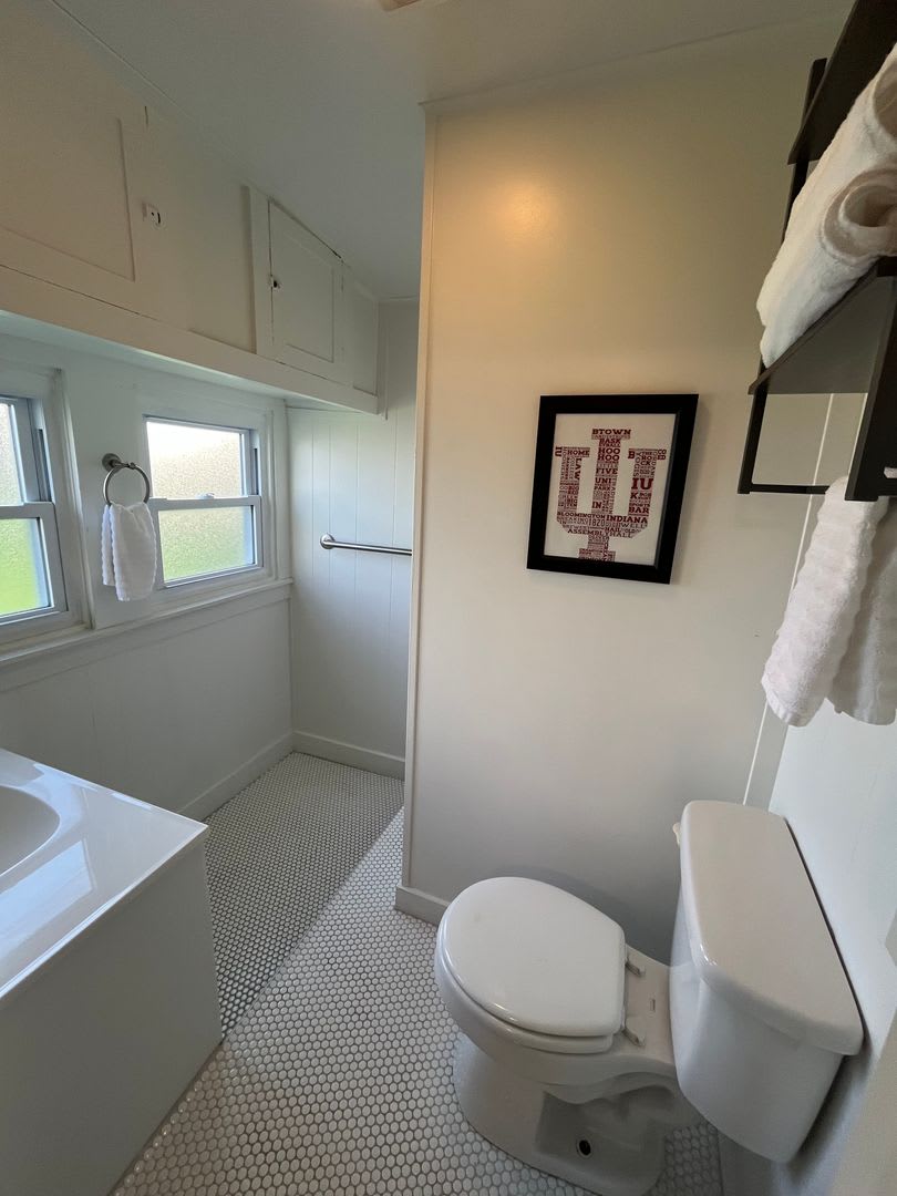 The Porch Abnb Short Term Monthly And Long Term Rental Famous Iu Tailgate House – photo 2