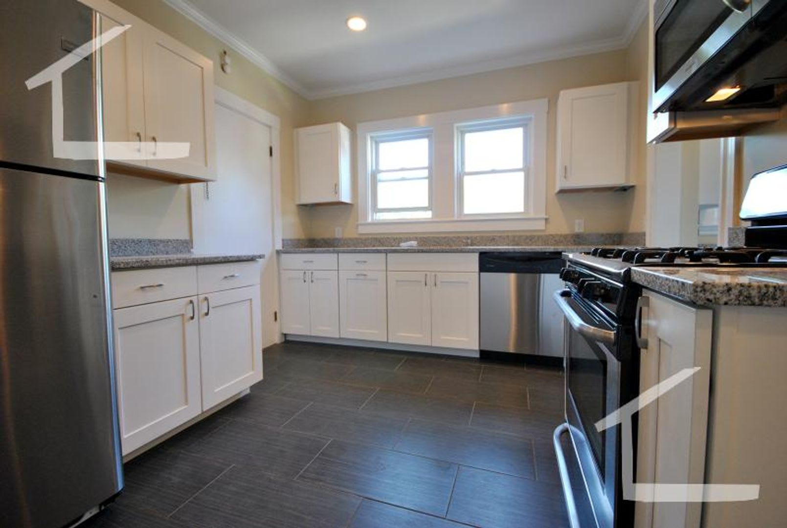 Nicely renovated 4 bed in Oak Square for September! – photo 1