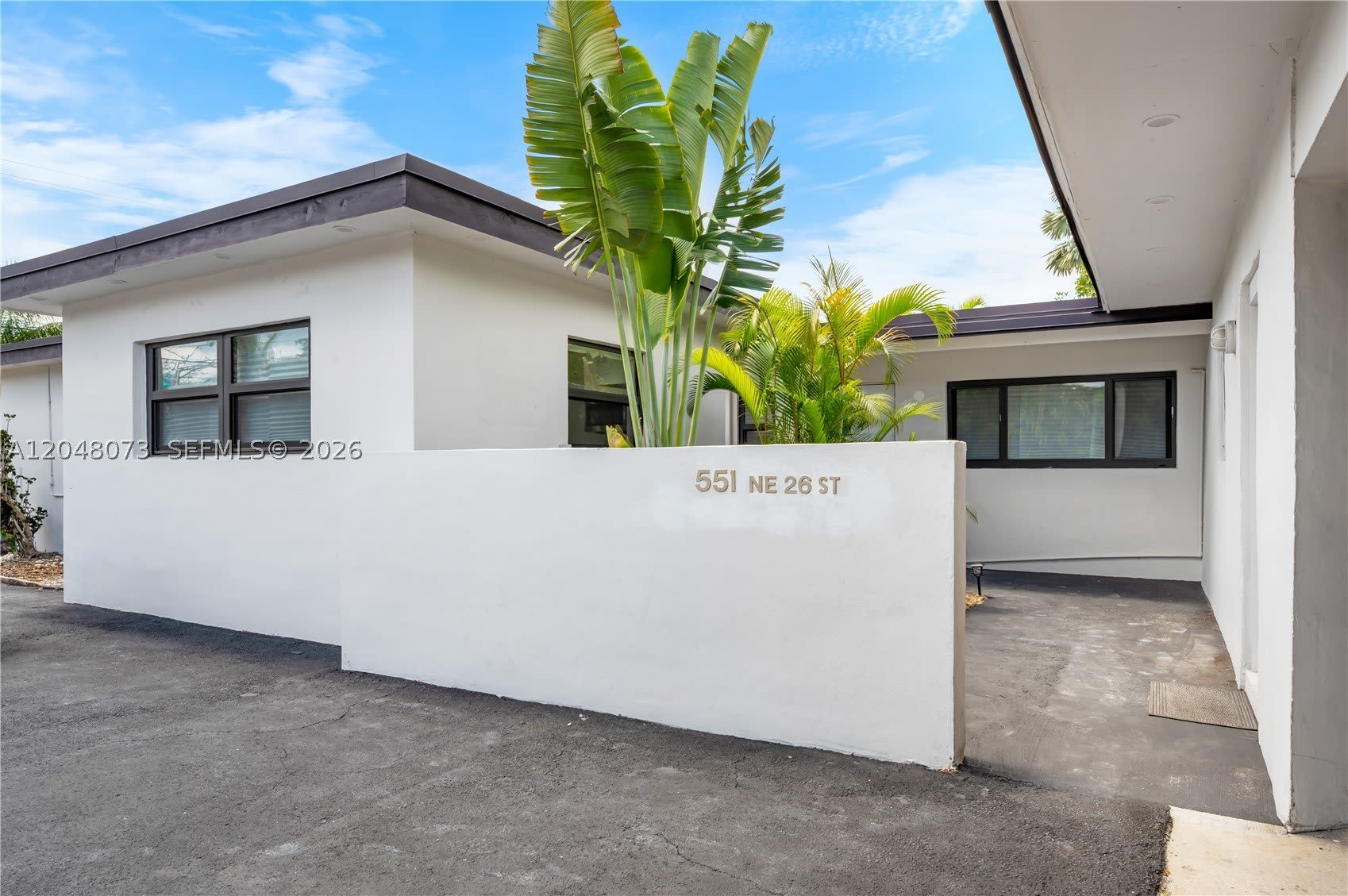 551 NE 26th St – photo 1