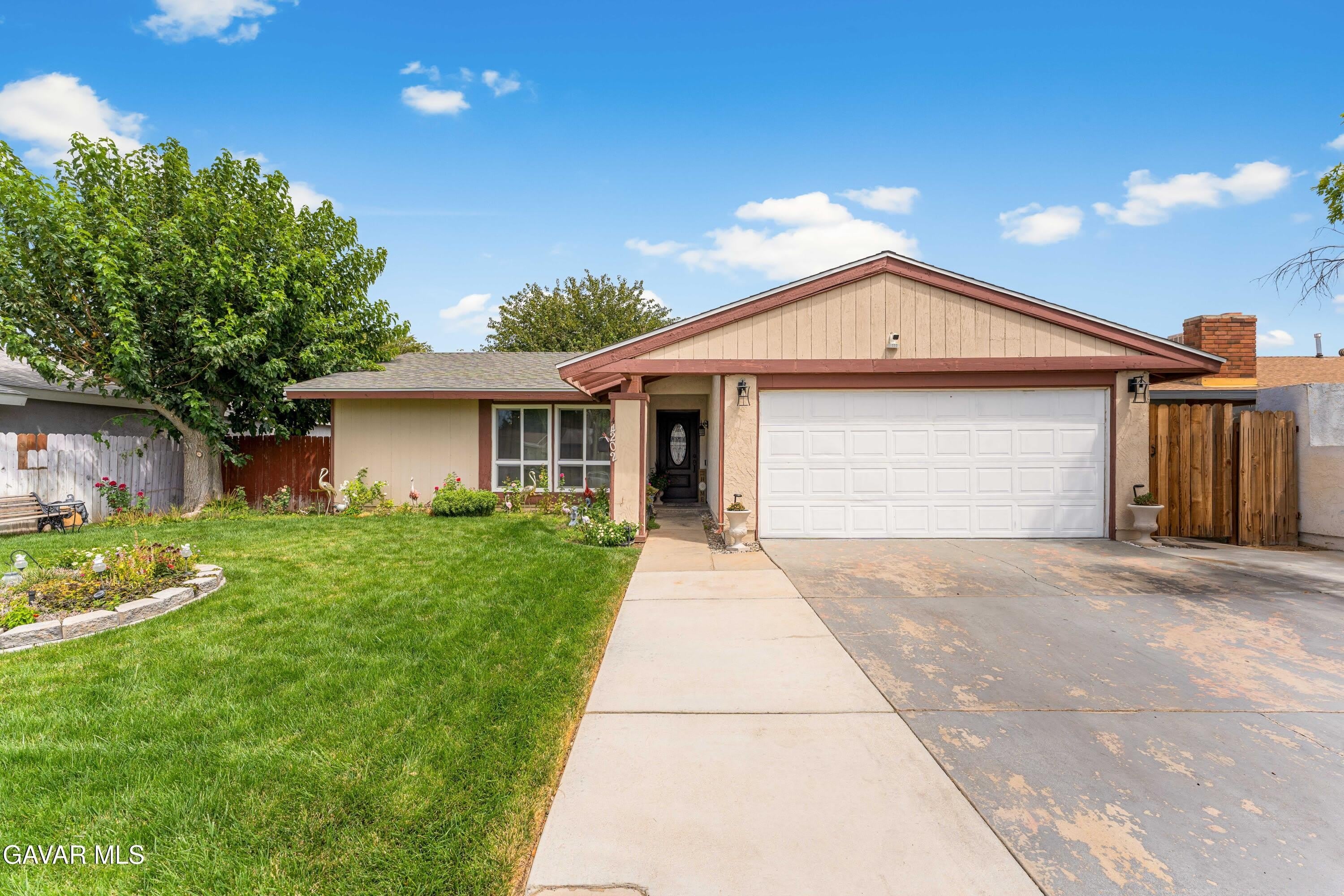 44202 E 4Th Street – photo 1