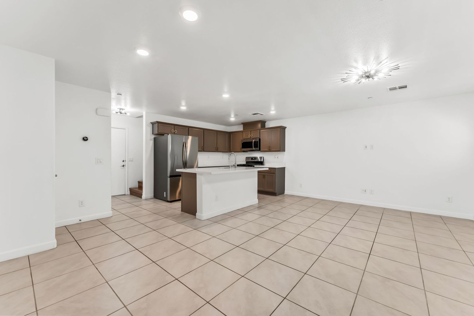 Modern Gated Townhome with Flexible Living Spaces & Stylish Finishes! – photo 4