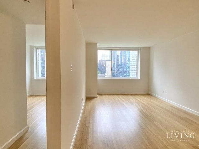 300 NORTH END AVE. – photo 2