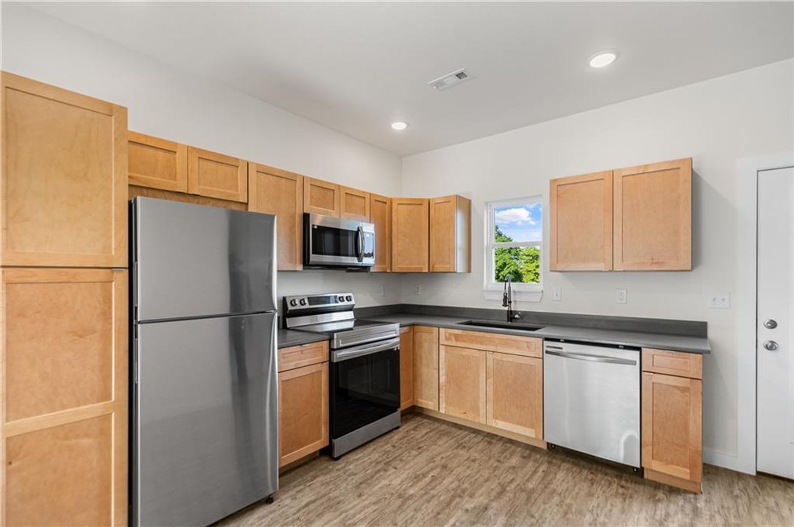 Brand New Townhomes 15 Minutes from Bentonville! – photo 4