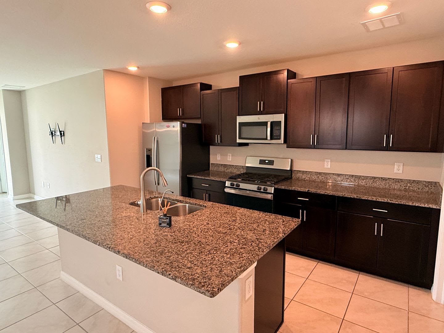 5 Bedroom / 2.5 Bath House – photo 4
