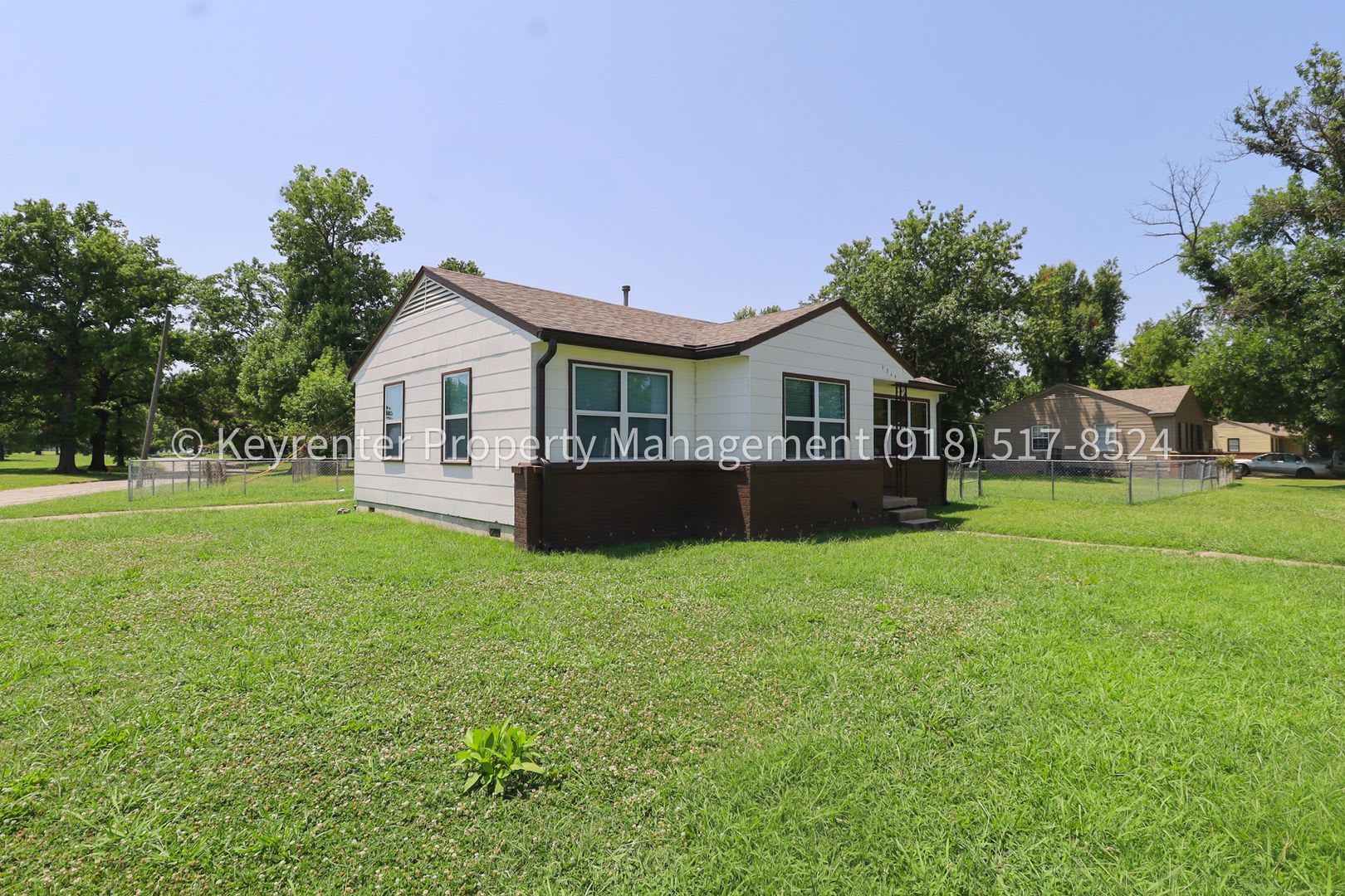 Beautifully Done 3 Bedroom House Available For Immediate Move In – photo 3
