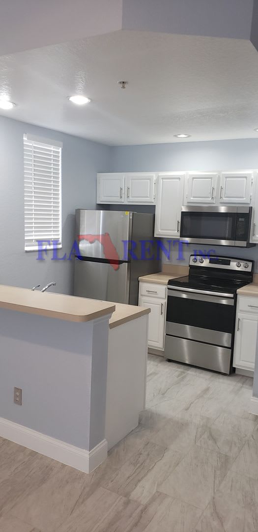 4 BR / 3 FULL BATH (INCLUDES 2 MASTERS) 2 STORY (NEAR DISNEY!) GATED COMMUNITY WITH COMMUNITY POOL!** – photo 4
