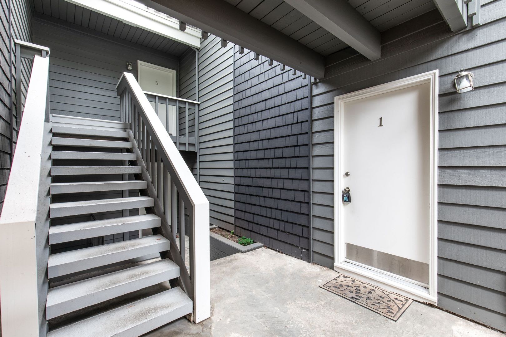 1 Bedroom Kirkland Condo With View – photo 2