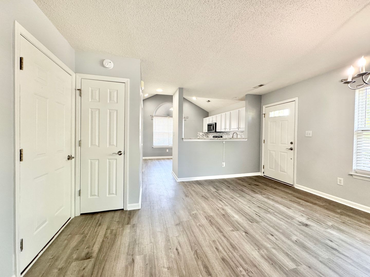 Updated 2 Bedroom with Loft & Neighborhood Pool! – photo 4