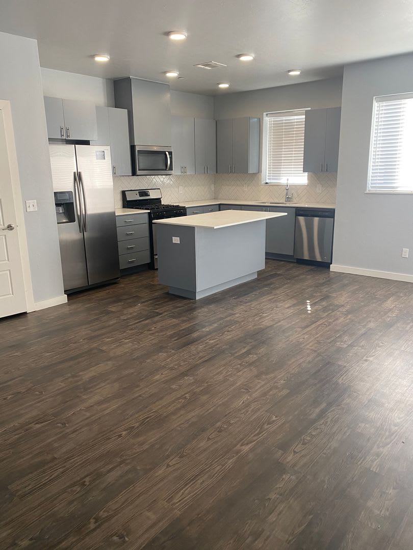 1 2 Off 1St Month 3 Bedroom 2 5 Bathroom 1 Car Garage Fenced Backyard – photo 3
