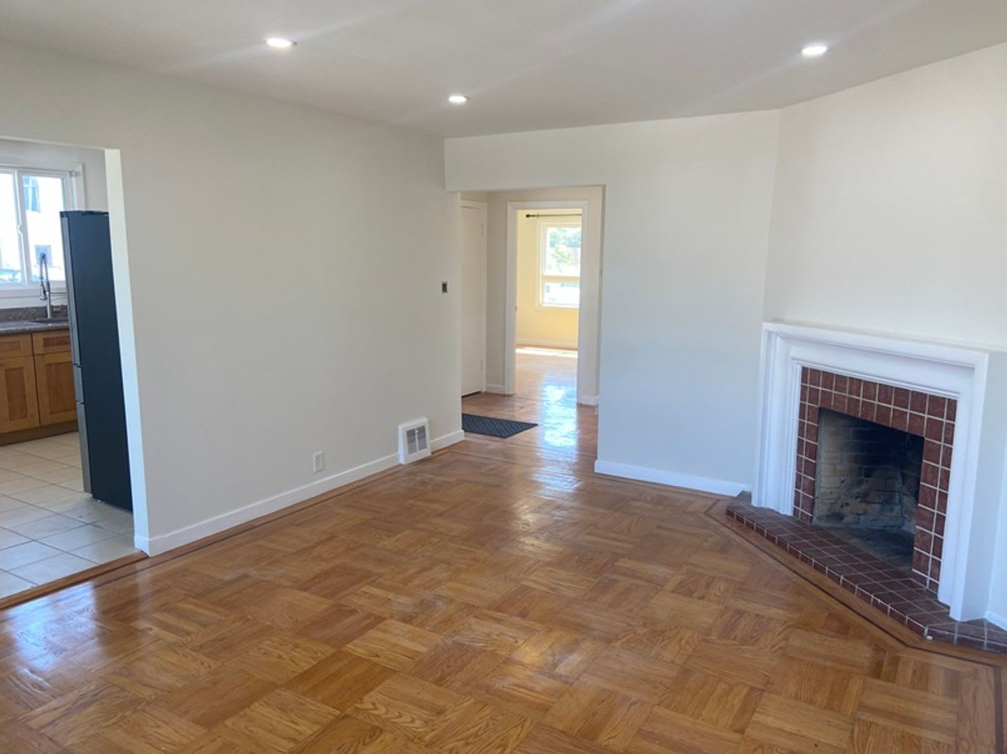 Spacious Corner Home In A Sunny Neighborhood Bayview – photo 4