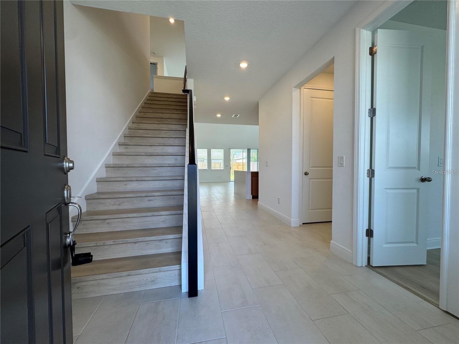 19141 PLANETREE Street – photo 4