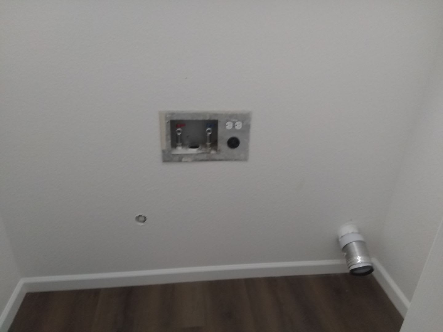 2 bed 2 bath w/carport, Great location off 2nd and Sable near 6th and I-225 and Aurora Mall – photo 2