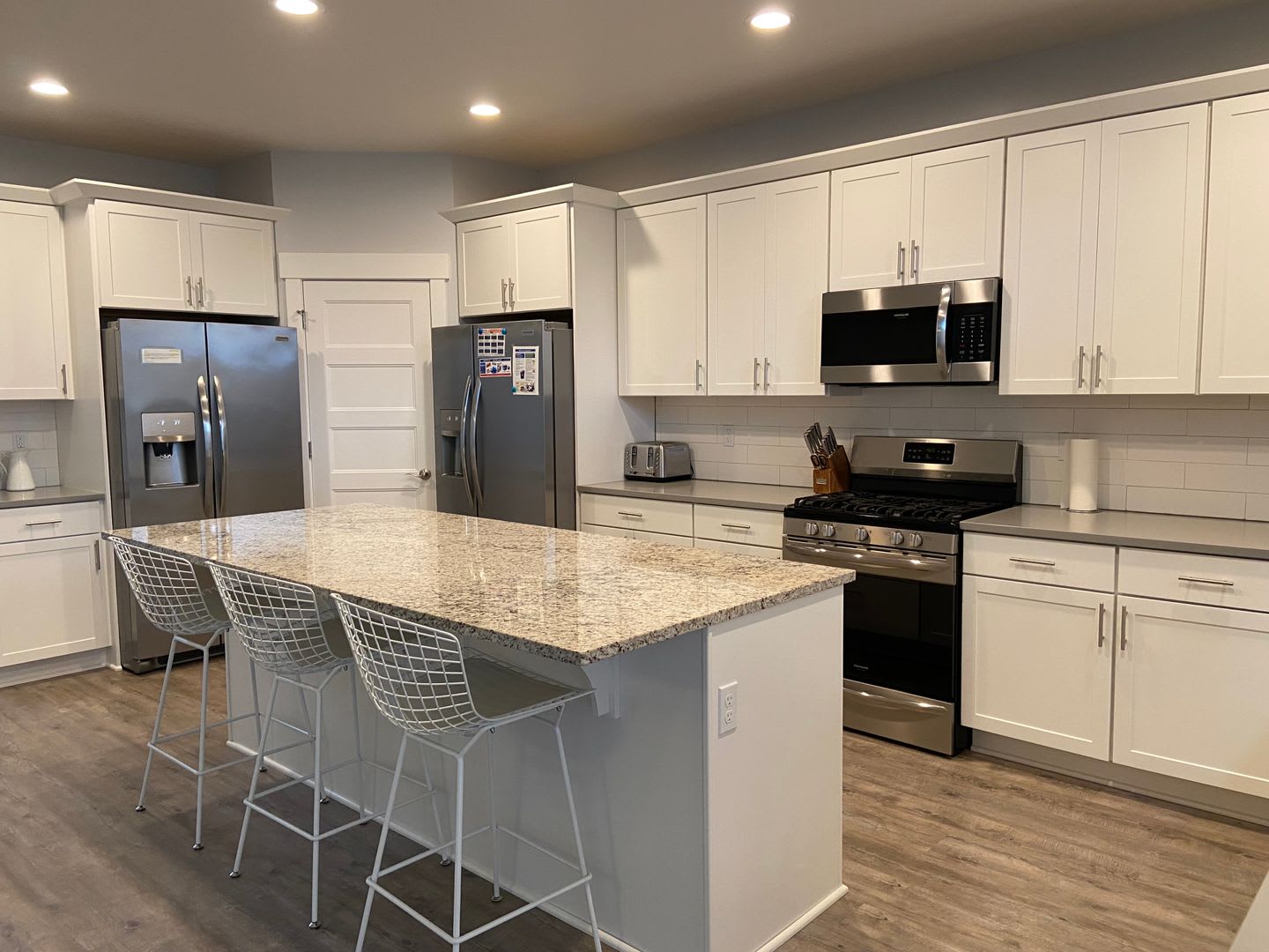 Great Location in Hood River Spacious 5-Bedroom Home with Private Bathrooms & Spacious Open Layout – photo 3