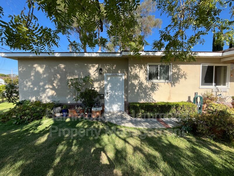 23242 Victory Blvd. – photo 1