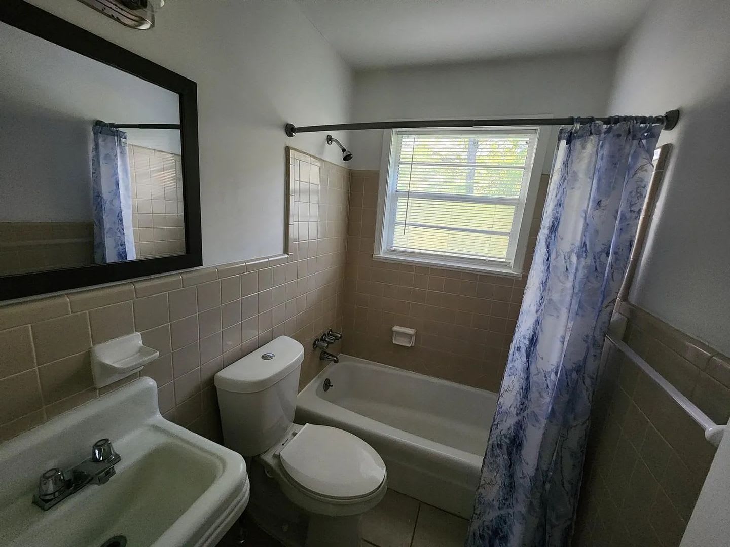 Room in 3 Bedroom Home at Monticello St – photo 5
