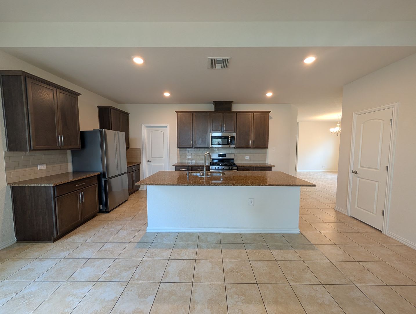4/2.5/2 with Large Game Room / Near Gruene/ Fridge Included / Covered Back Patio / CISD – photo 4