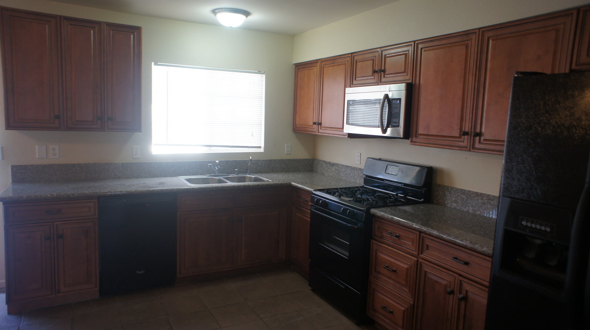 Charming 3Bed 2Bath 2Car Residence With Gated Pool Located In E Las Vegas Weekly Pool Service Included – photo 3