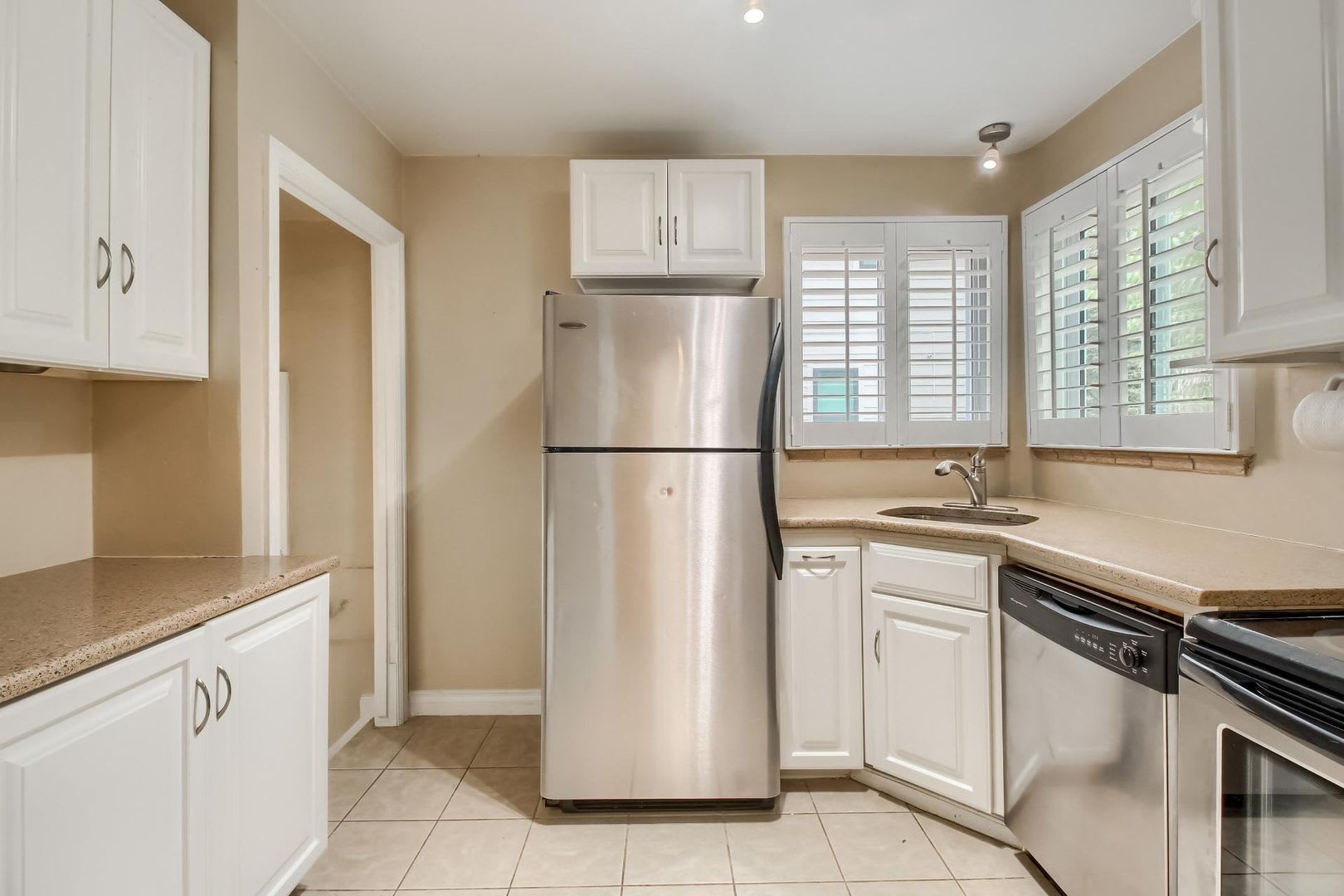 3 Bedroom Bungalow In Montclair Near Great Schools And Central Location – photo 5