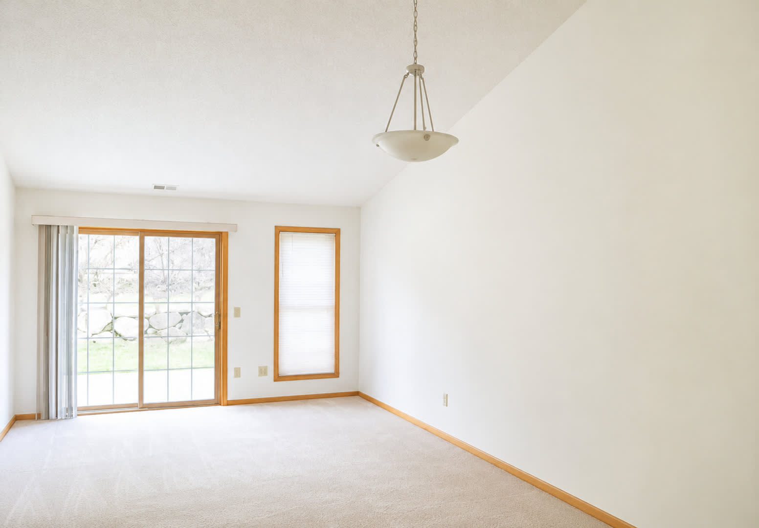 Great 2BR/1BA One Level Delano Townhome Available 10/1 – photo 3