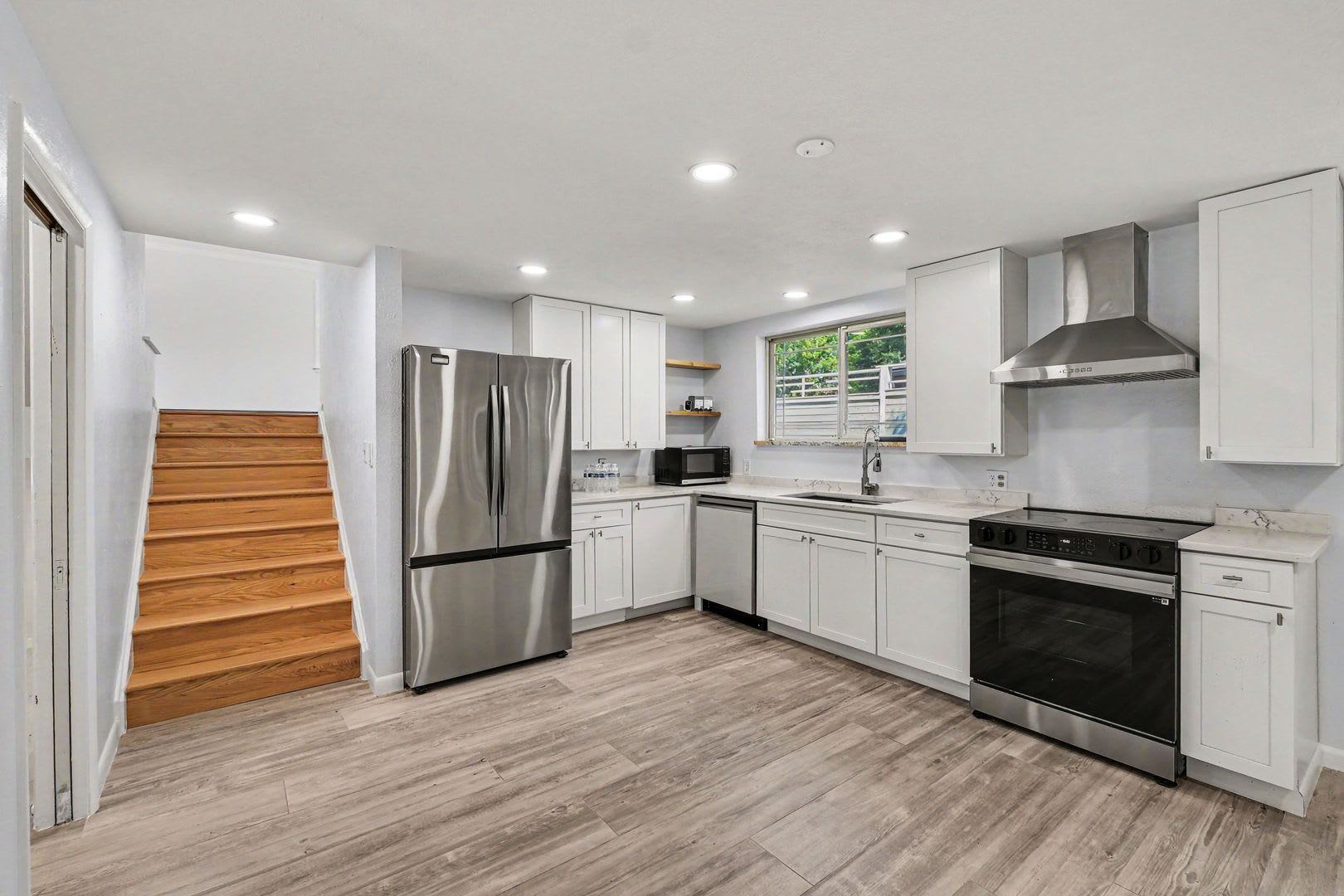 Remodeled 4 Bedroom Home On Corner Lot – photo 2