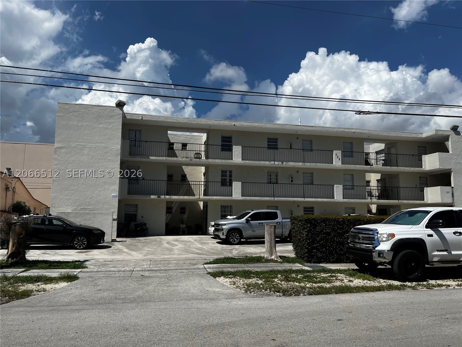 928 SW 30th Ave – photo 1