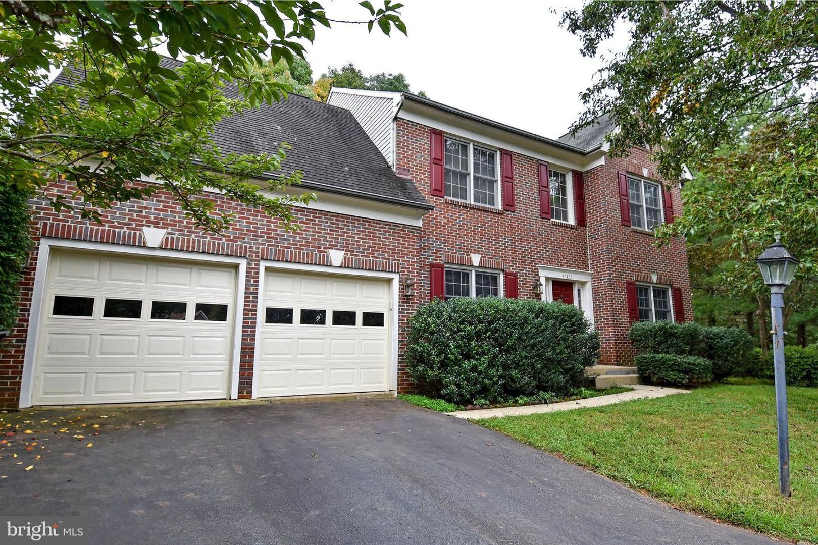 Elegant Brick Colonial on Quiet Cul-de-Sac—Spacious, Bright, and Private! – photo 1