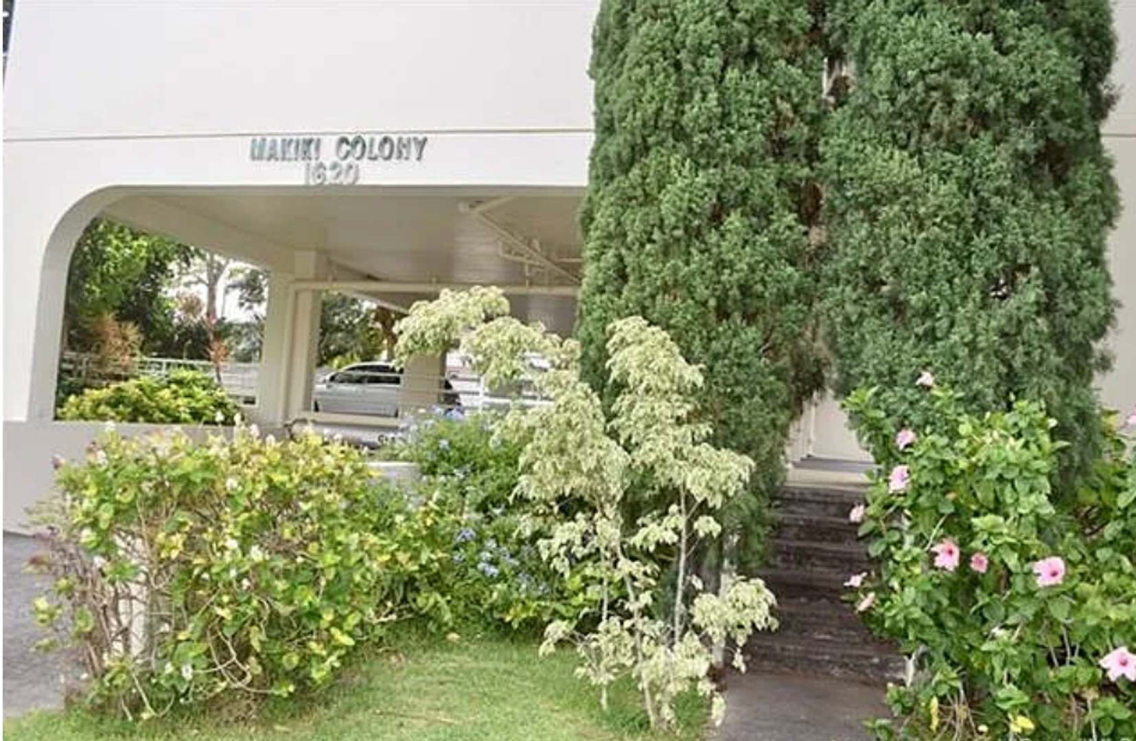 Rarely Available 1 Bedroom 1 Bath Top Floor Corner Unit In Makiki Colony – photo 3