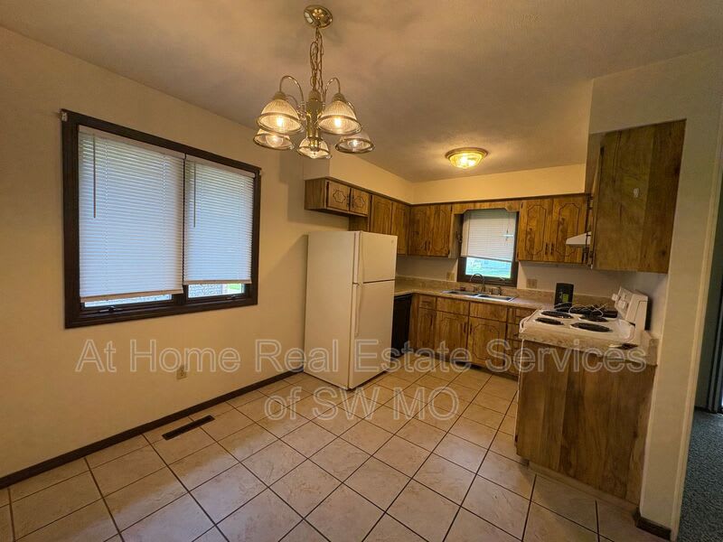 522 E Washita – photo 2