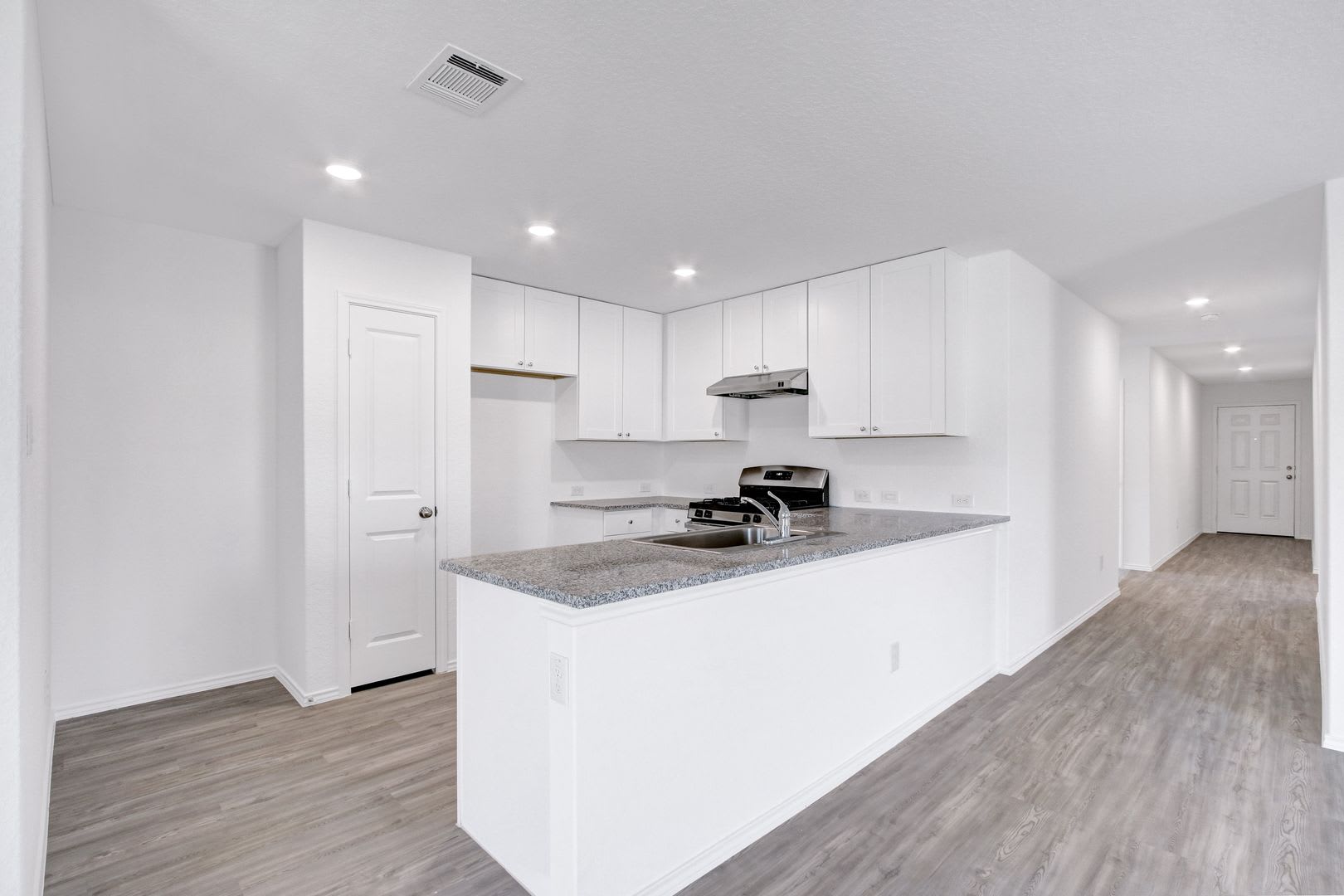 Modern 4-Bedroom Home with Prime Location and Efficient Features – photo 1