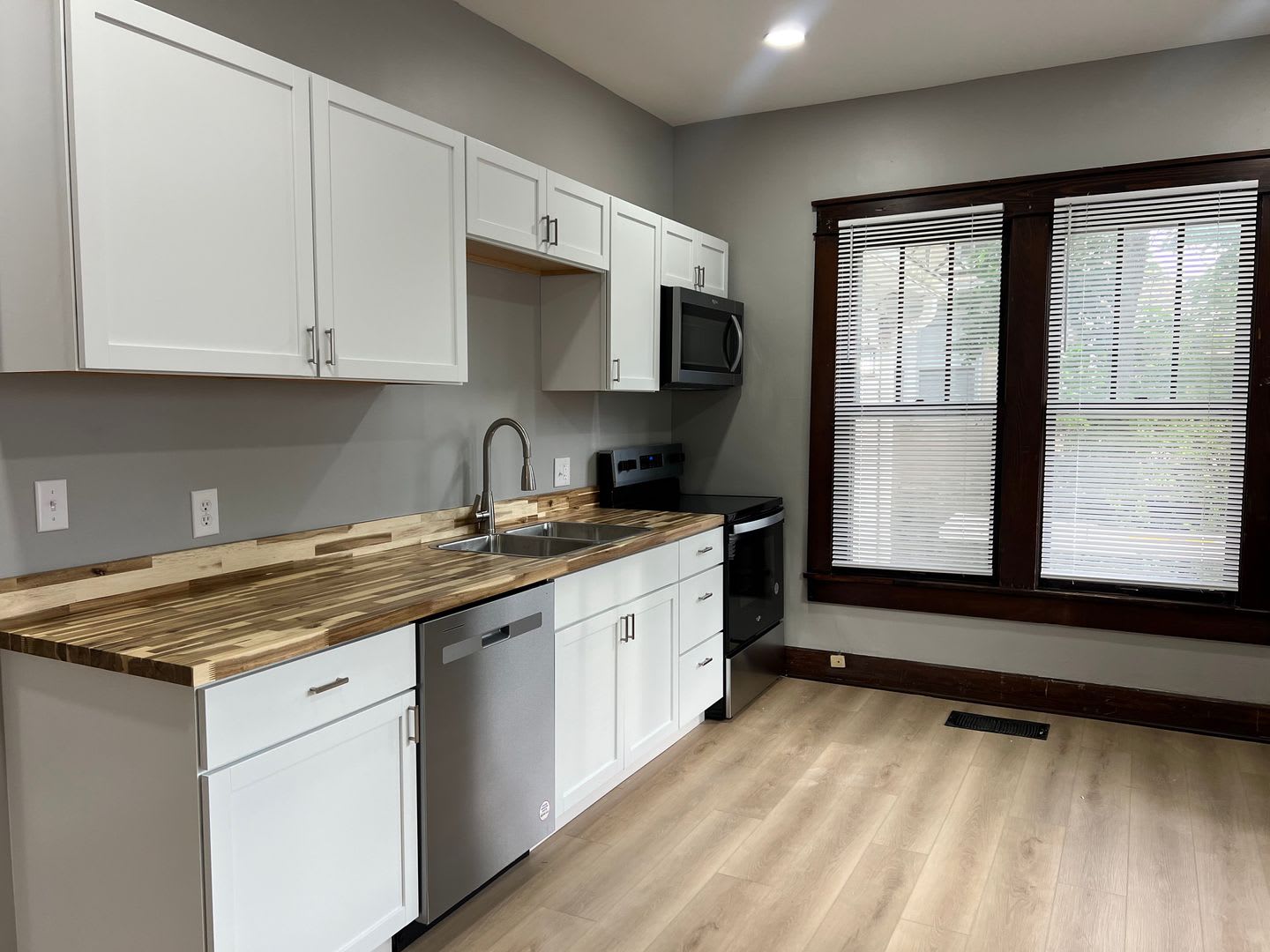 *Available August 2027!* 5 bedroom house downtown!! Recently Renovated! – photo 3