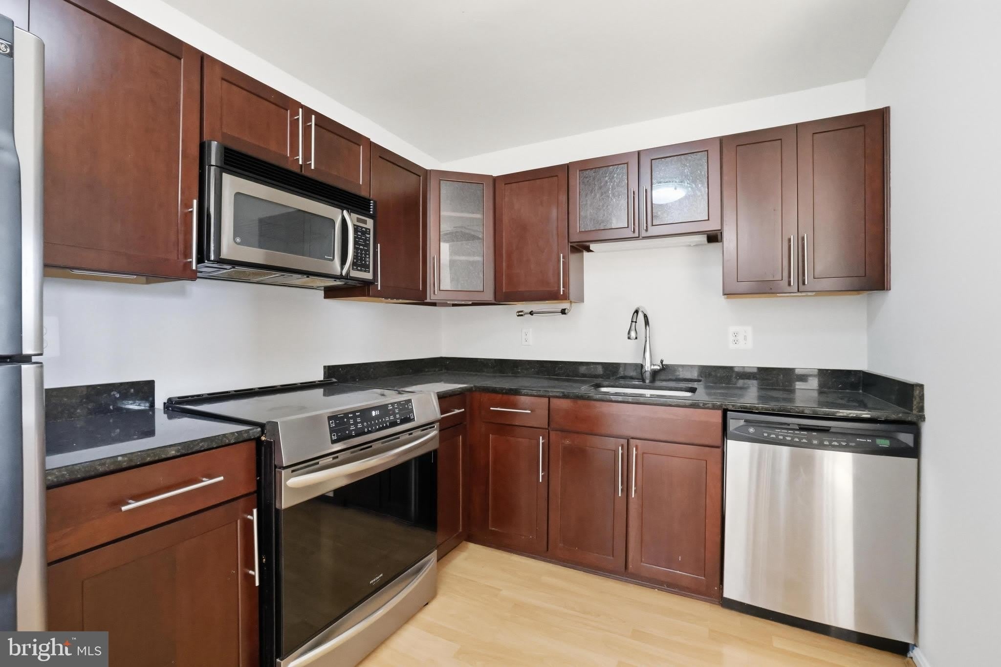1011 HUNTER Street – photo 5