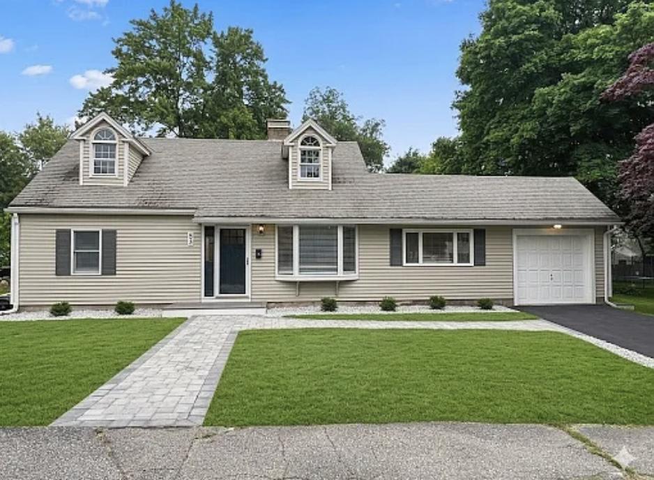 53 Crescent St – photo 1
