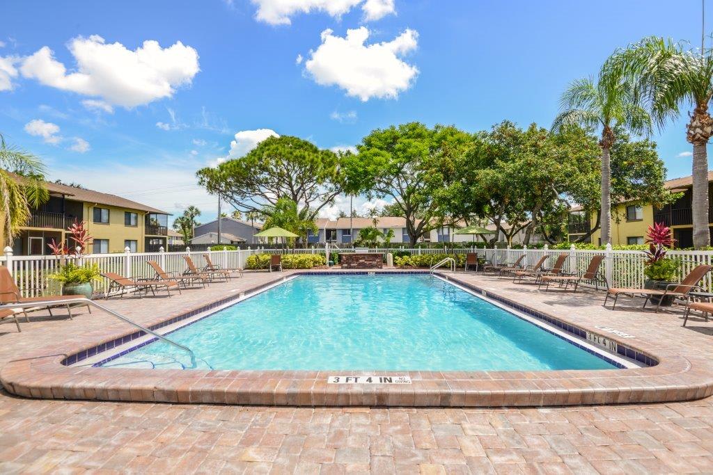 Bay Club – photo 1