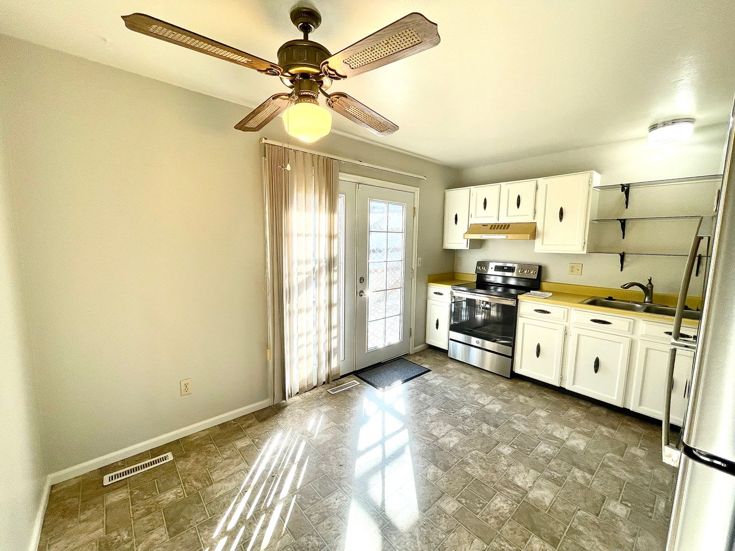 Beautifully updated 3 bedroom 2 bath home in Greeley! – photo 4