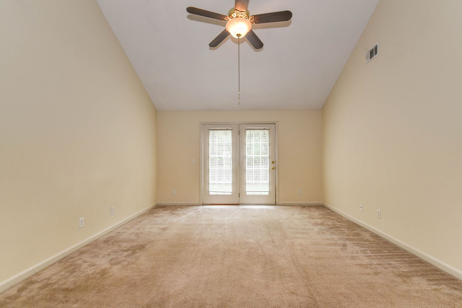 3 Bedroom, 2 Bath Home with Fully Fenced Yard – Pet Friendly! – photo 5