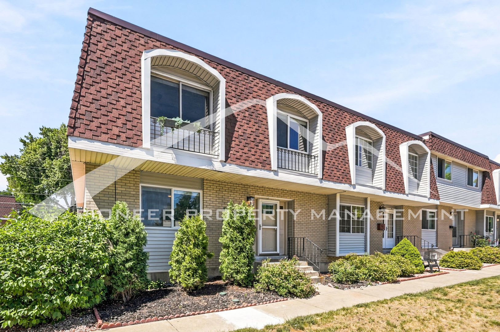 Spacious Townhouse with Washer/Dryer and Central AC – photo 1