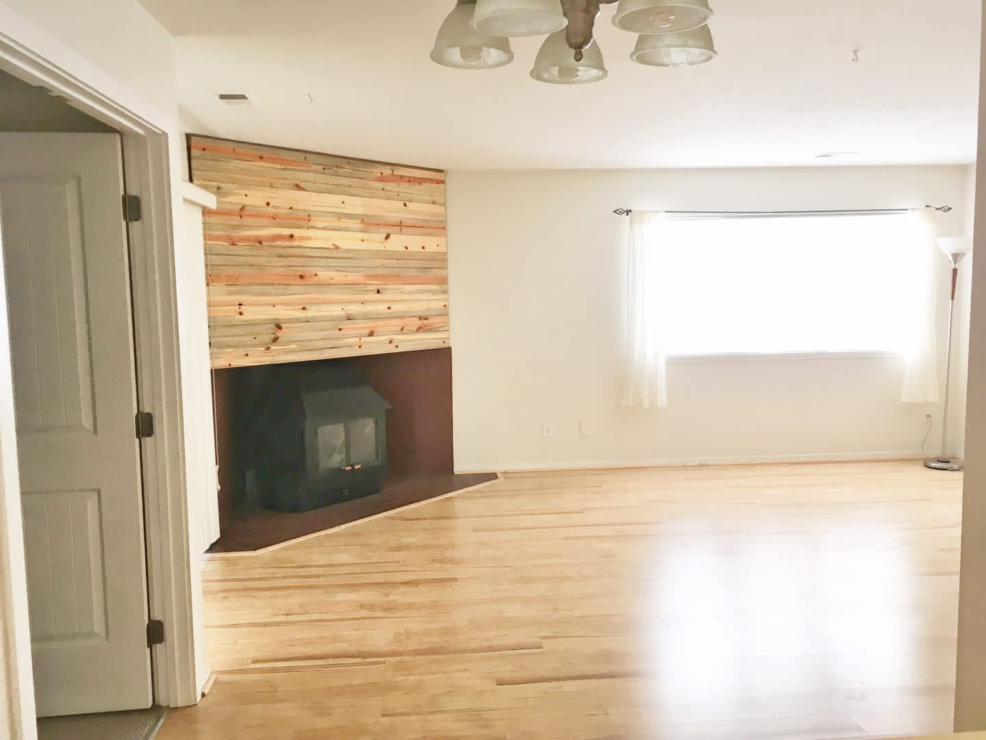 Perfectly Located 2 Bed/1.75 Bath Condo – photo 2