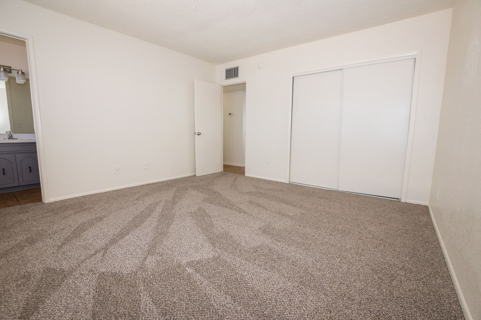 Charming Property Features 3 Bedrooms 2 Baths Central A C – photo 5