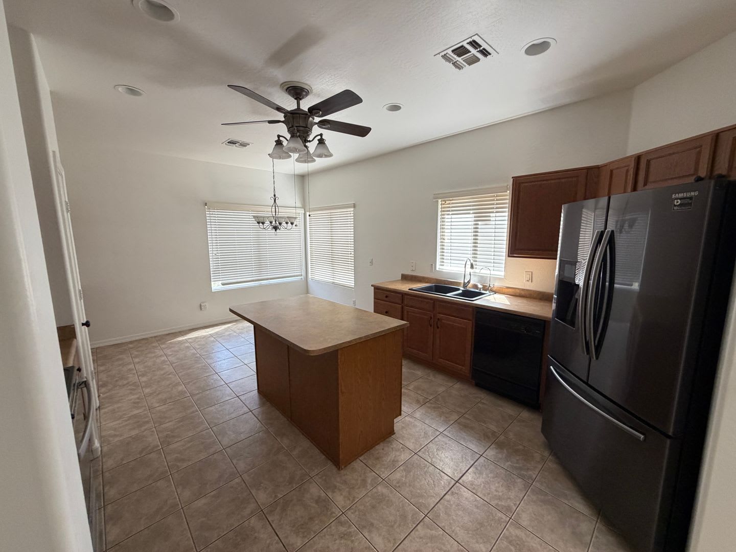 Spacious Updated 2 Bed 2 Bath Condo With Attached 2 Car Garage In Mesa – photo 5