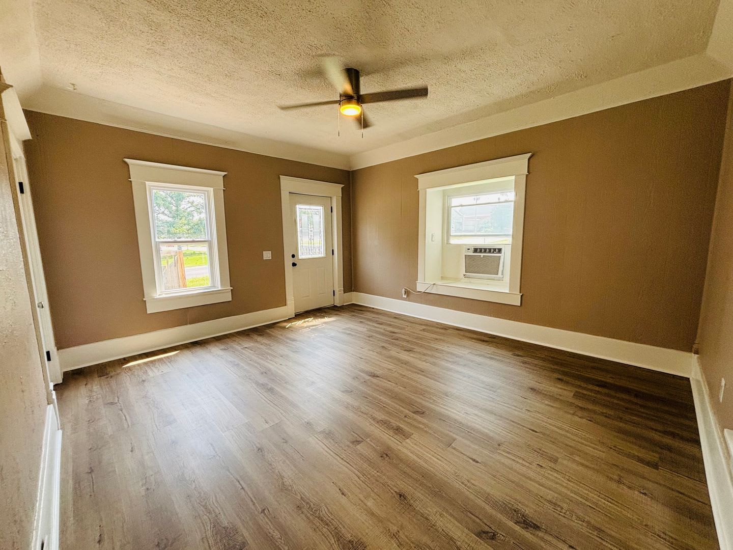 Cute Newly Upgraded 1 Bedroom Home In Derby With Spacious Yard – photo 3
