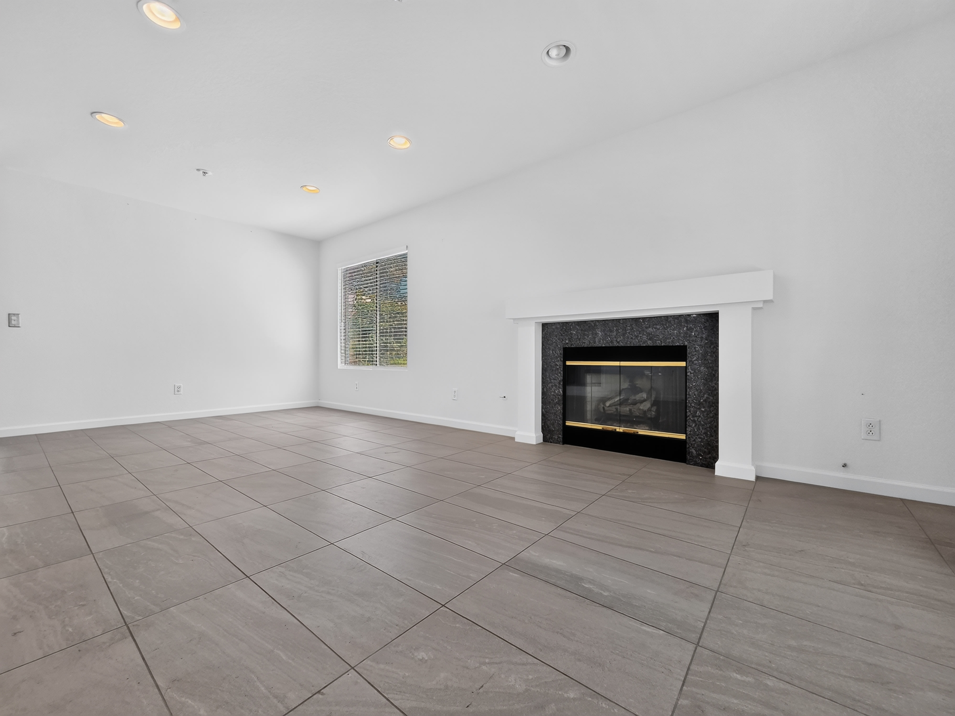 1065 E Broadway – photo 4